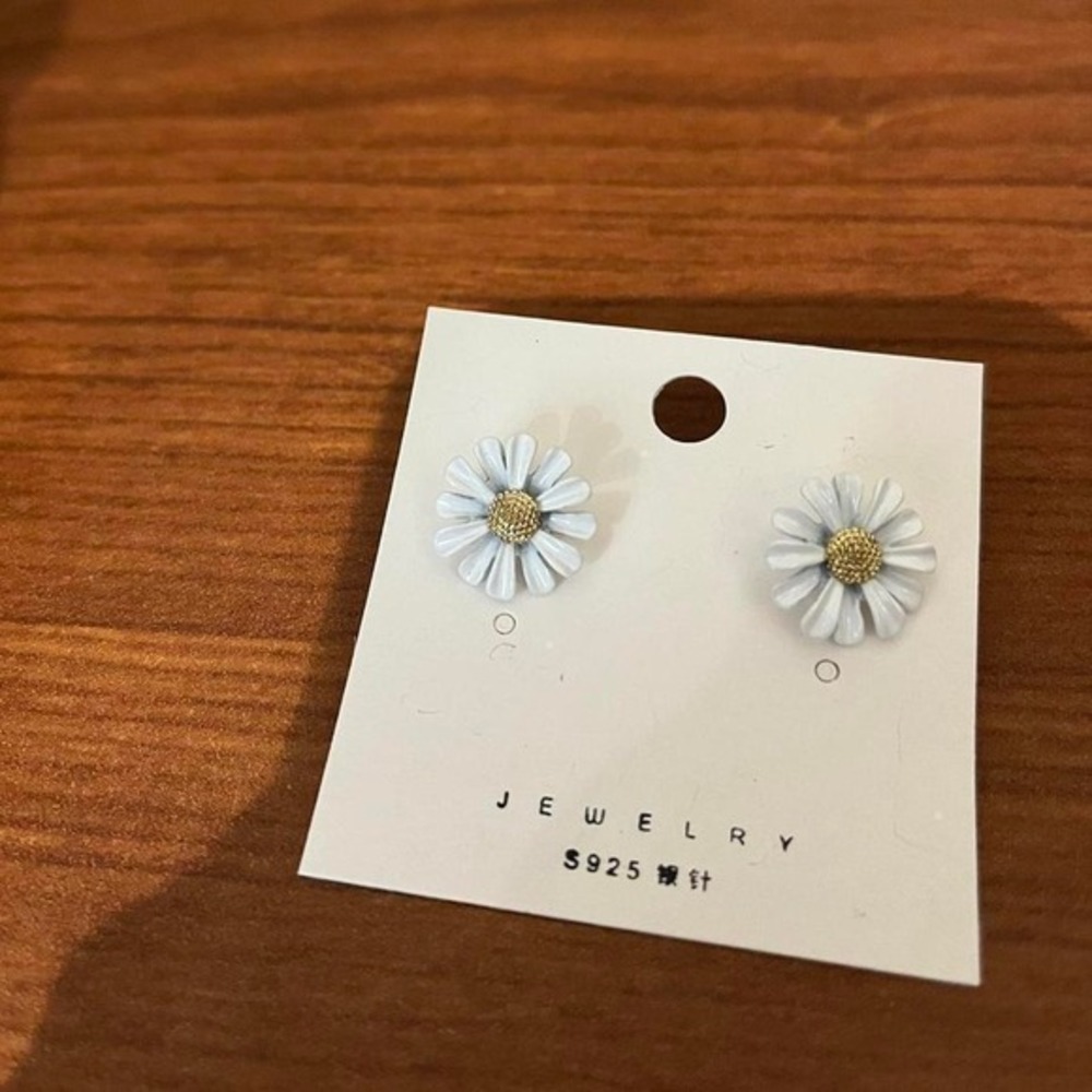 1Pair Romantic Summer white daisy‎ Stud Earrings For Women Jewelry Bright new